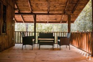 a screened porch with a table and chairs on it at Cabañas Los Encinos in Acaxochitlán