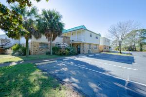 una strada vuota di fronte a una casa di The Pearl of Dauphin Island a Dauphin Island