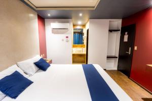 Postel nebo postele na pokoji v ubytování Hotel Rose Ensenada