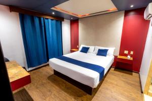 Postel nebo postele na pokoji v ubytování Hotel Rose Ensenada