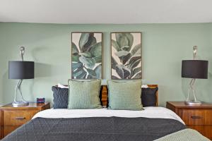 - une chambre avec un lit et deux lampes dans l'établissement Tropical Haven in Ft. Myers, à Fort Myers 33 autres photos
