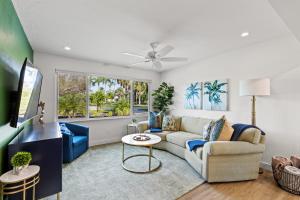 un salon avec un canapé et une télévision dans l'établissement Tropical Haven in Ft. Myers, à Fort Myers