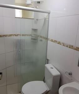 Koupelna v ubytování Quarto e Sala - 200 M. Praia dos Milionários