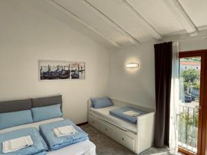 Habitación pequeña con cama y ventana en Apartment Flavia, en Muggia