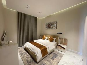 1 dormitorio con 1 cama grande en una habitación en شقة فاخرة غرفة وصالة بالعارض ٢ en Riad