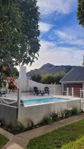 a swimming pool in a yard with a table and benches at Hol Gok Patagonia in Esquel