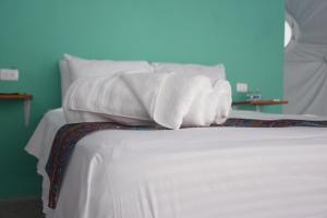 女人島的住宿－Hidden Island Glamping Isla Mujeres，床上铺有白色毛巾的床