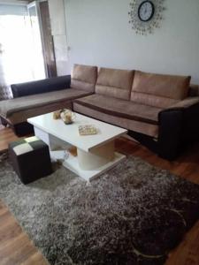een woonkamer met een bank en een salontafel bij Luxury Apartment Kaja in Ohrid
