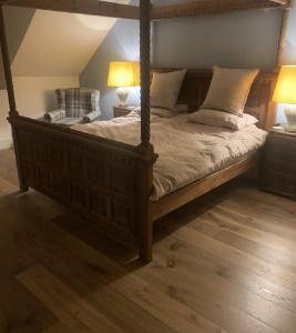 1 dormitorio con cama de madera y suelo de madera en ISLE OF GIGHA FARM HOUSE en Ardminish