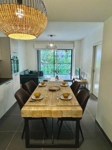 a kitchen and dining room with a table and chairs at Superbe T2 dans résidence avec piscine chauffée in Beausoleil