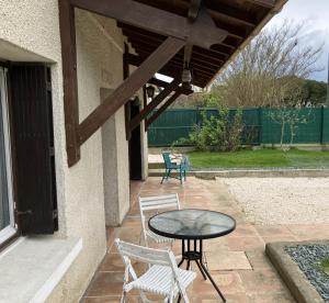 a patio with a table and chairs on a patio at Chambre indépendante in Labastidette