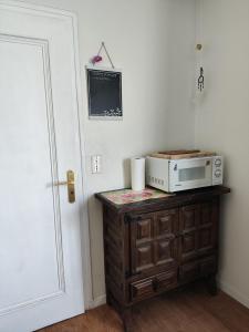 TV a/nebo společenská místnost v ubytování Chambre indépendante