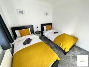 2 Betten in einem gelb-weißen Zimmer in der Unterkunft Beautiful City Centre Aprt/Sleeps 8/W Parking in Southampton