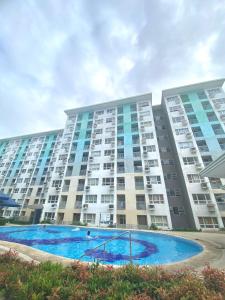 un gran edificio de apartamentos con una gran piscina en Seawind by the ocean, en Davao City