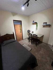 カタス・アルタスにあるPertim da Serraのベッドルーム1室(ベッド1台、テーブル、椅子付)