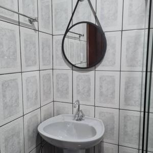 a bathroom with a sink and a mirror at Pertim da Serra in Catas Altas