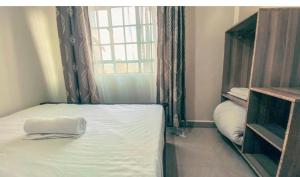 ein Schlafzimmer mit einem Bett mit einem Kissen darauf in der Unterkunft Zuri House in Bomet