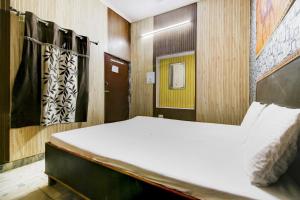 1 dormitorio con 1 cama grande en una habitación en SPOT ON Relax Inn, en Tājganj