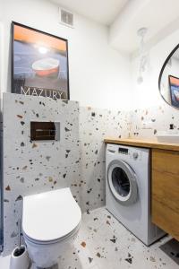 エウクにあるMazurskie lokumのバスルーム(トイレ、洗濯機付)