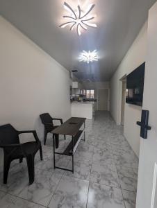 a living room with a table and chairs and a kitchen at Apartamento en Miraflores in Tegucigalpa