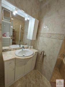 a bathroom with a sink and a mirror at Casa Miramar in Ciudad Quesada