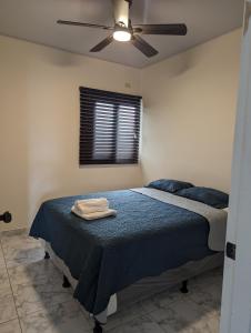 a bedroom with a bed with a ceiling fan at Apartamento en Miraflores in Tegucigalpa