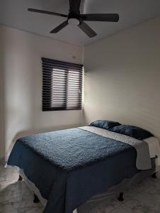 a bedroom with a bed with a ceiling fan at Apartamento en Miraflores in Tegucigalpa