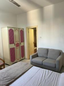 sala de estar con cama y sofá en Seaside master bedroom, en Sharjah