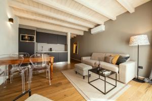 uma sala de estar com um sofá e uma mesa em Il Vicolo Suite Apartments - Il Corso em Tignale