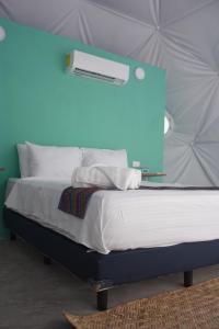 女人島的住宿－Hidden Island Glamping Isla Mujeres，一张上面有蓝色灯光的床