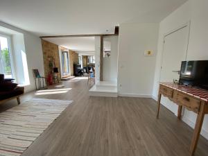 a living room with a wooden floor and a tv at Casa do Prado in Tomar