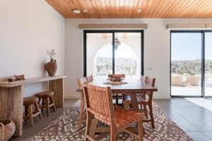 comedor con mesa y sillas en Moroccan Swim House- Joshua Tree Mia Riad, en Yucca Valley