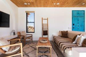 sala de estar con sofá y mesa en Moroccan Swim House- Joshua Tree Mia Riad, en Yucca Valley