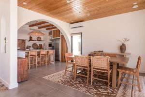 cocina y comedor con mesa y sillas en Moroccan Swim House- Joshua Tree Mia Riad, en Yucca Valley