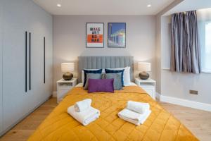 Wealdstone的住宿－Two-bedroom flat near Wembley, London，一间卧室配有一张大床和两个枕头