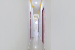 SPOT ON Nirvaan Guest House في Kāhārpāra: ممر فارغ في مبنى مستشفى مع ممر
