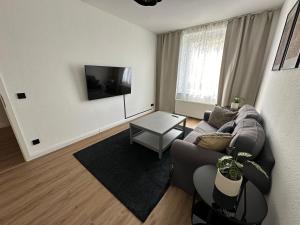 uma sala de estar com um sofá e uma mesa em Haus Newgate em Lübeck