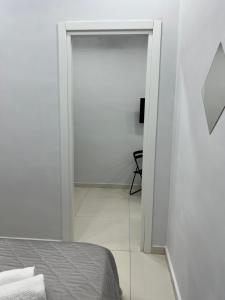Schlafzimmer mit einer Tür, die in ein Zimmer führt in der Unterkunft La Casa di Manila in Neapel