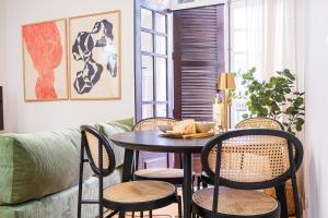 comedor con mesa y sillas en Aveiro Historic Center Apartment, en Aveiro