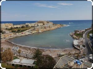 Foto dalla galleria di St Julian's Mercury Tower high floor Studio Apartment in the Sky in Tallest Zaha Hadid Tower in Malta a San Giuliano