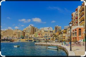 une ville avec des bateaux dans l'eau et des bâtiments dans l'établissement St Julian's Mercury Tower 13th floor Luxury Apt 1302 in Tallest Tower in Malta, à San Ġiljan