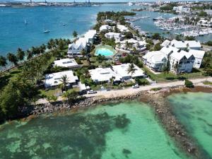 een luchtzicht op een resort in het water bij Villa Clara - Gosier - Vue Mer in Le Gosier