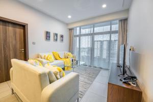 2Bedroom Skynest Luxury Apartment Westlands City Views في نيروبي: غرفة معيشة بها كنبتين وتلفزيون