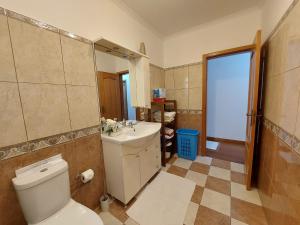 Un baño con un inodoro blanco y un lavabo. en Madeira Island Villa Oceane Ribeira Brava, en Ribeira Brava 69 fotos más