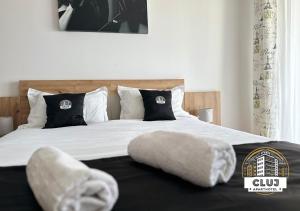 um quarto com uma cama com duas almofadas em Cluj Viva Aparthotel em Cluj-Napoca