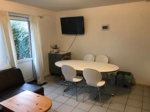 salon ze stołem, krzesłami i telewizorem w obiekcie Apartment in handball city, Handewitt w mieście Handewitt
