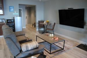 TV a/nebo společenská místnost v ubytování Edgewater sunrise apartment