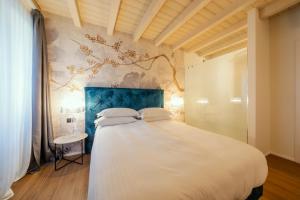 מיטה או מיטות בחדר ב-Il Vicolo Suite Apartments-Il Cortiletto