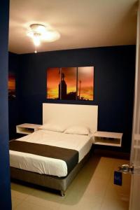 ピウラにあるConde Hotel Mirafloresのベッドルーム1室(大型ベッド1台付)