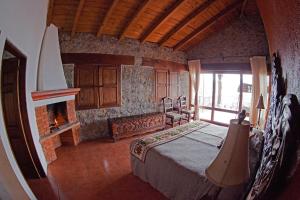 מיטה או מיטות בחדר ב-Cabañas del Bosque, Zirahuén